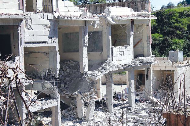 النظام يخسر 150 مقاتلاً في اللاذقية... واتهامات باستخدامه غازات في دمشق